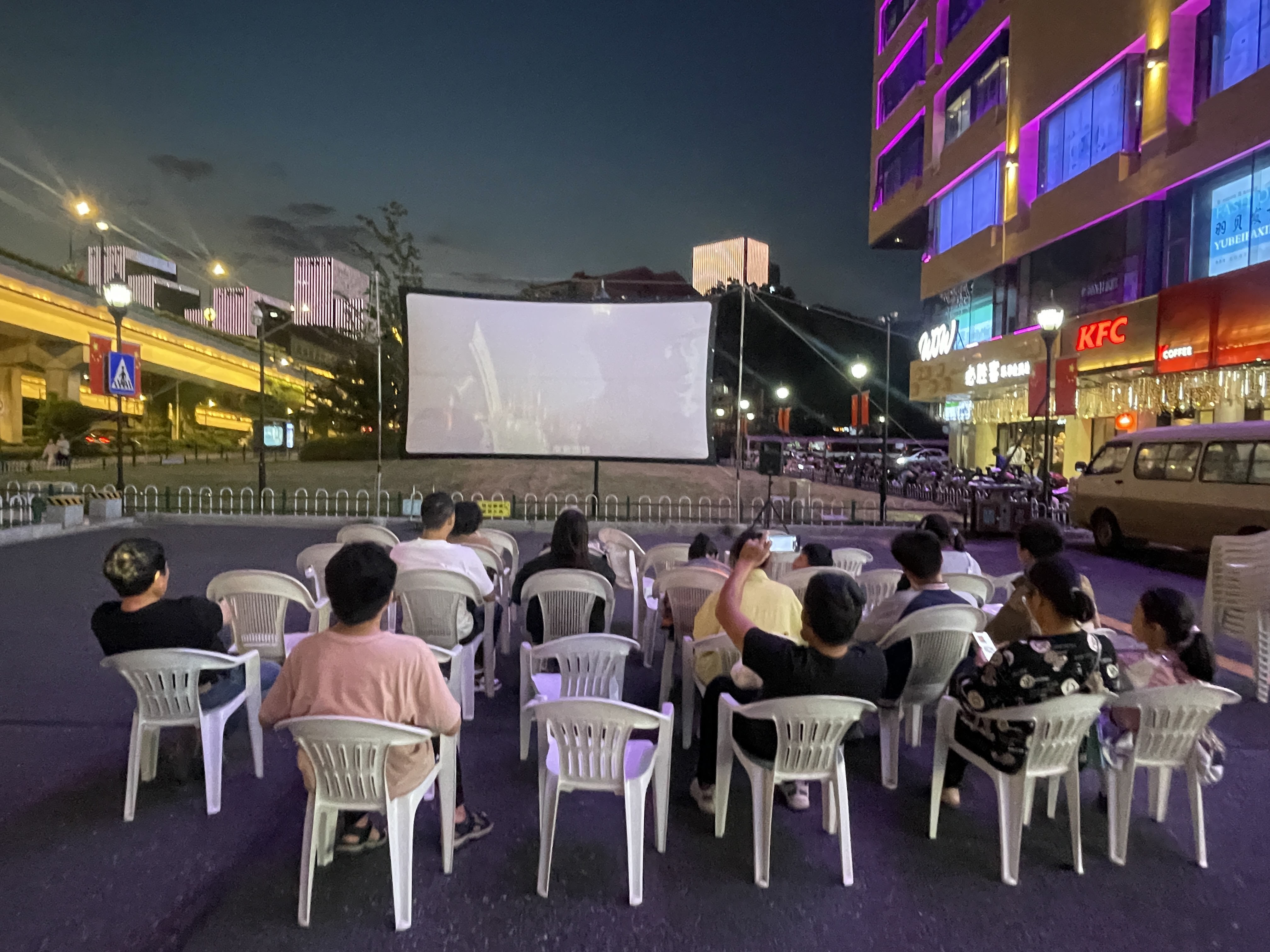 水晶城露天电影放映，，，，，点燃红色记忆