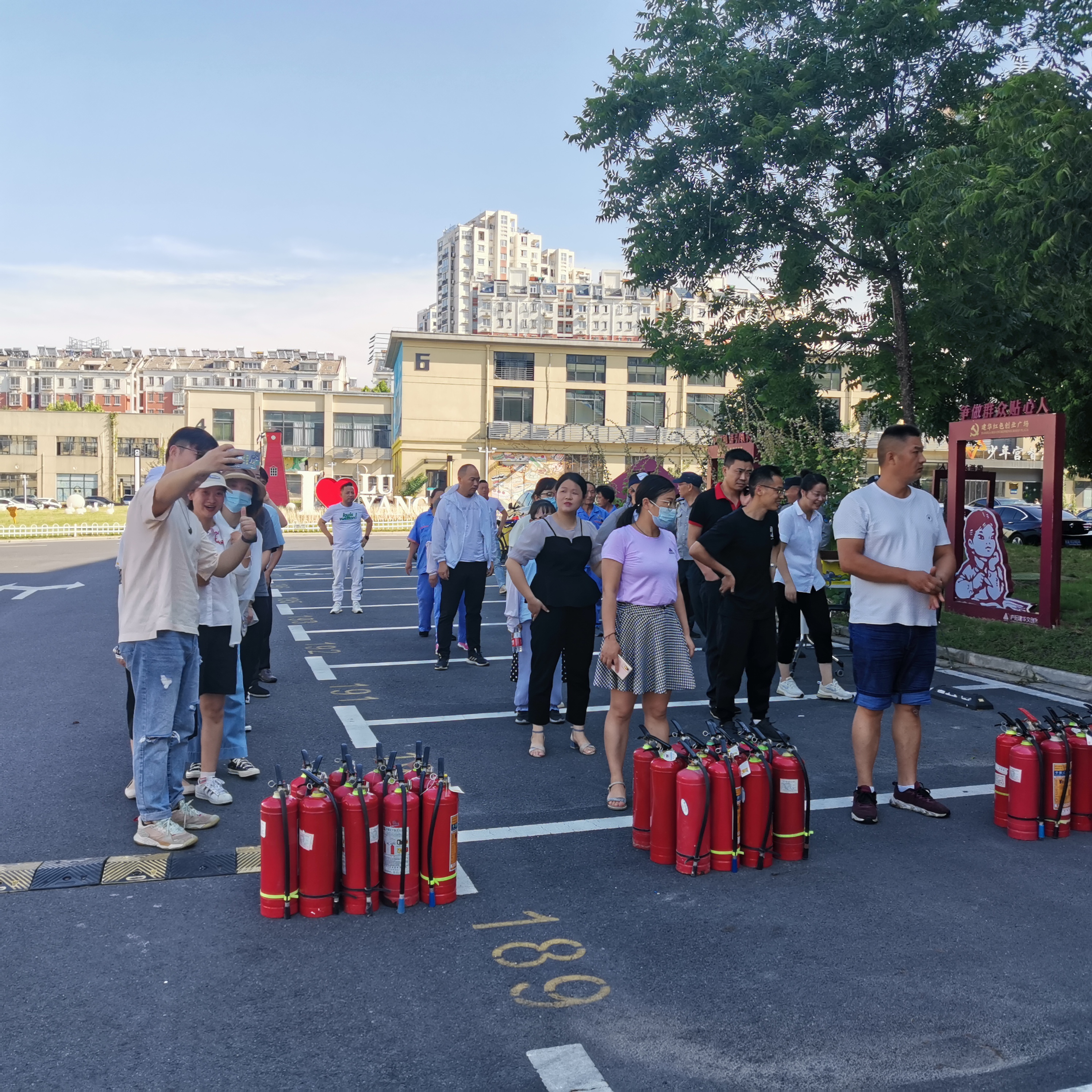 “勤抓演练，，，，，，，常驻安全”庐阳尊龙凯时文创园开展消防演习活动