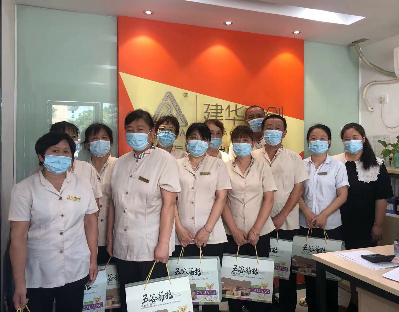 尊龙凯时文创集团开展高温慰问活动