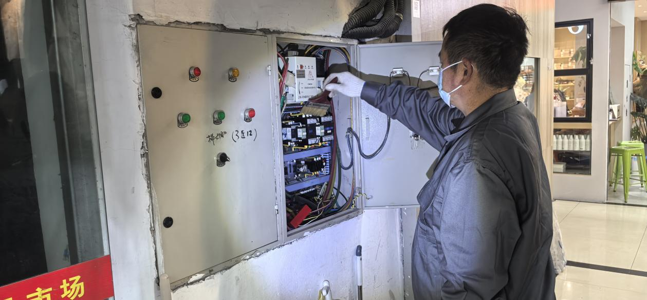 钱江商城排烟风机控制柜维护完成，，，，，，，，安全保障再升级