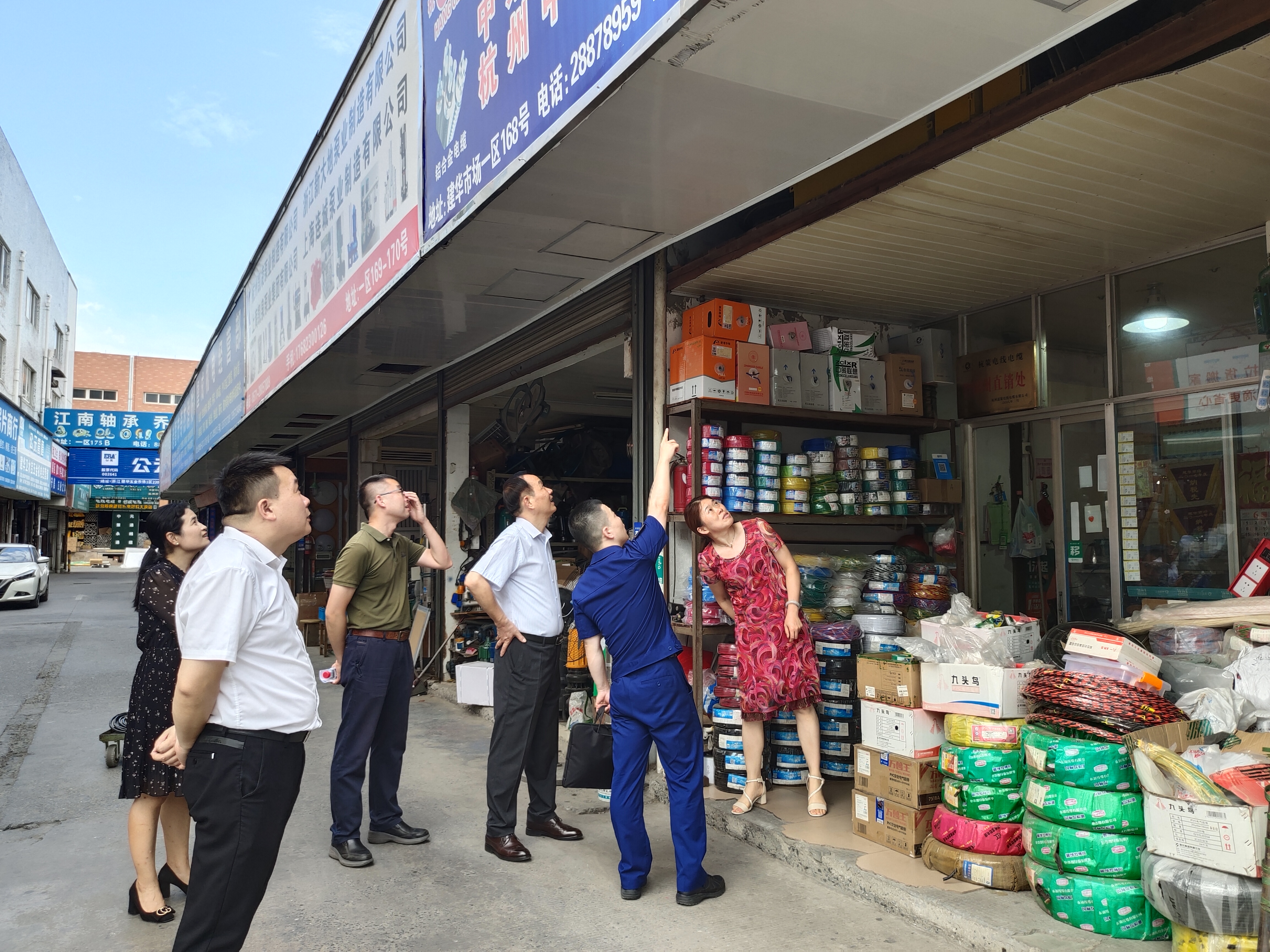 区消防大队莅临尊龙凯时市场开展消防安全检查