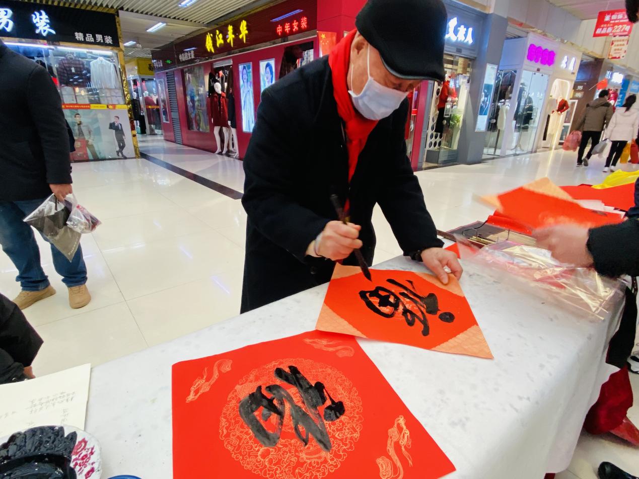 迎新送福写春联，，，，，，翰墨飘香添年味