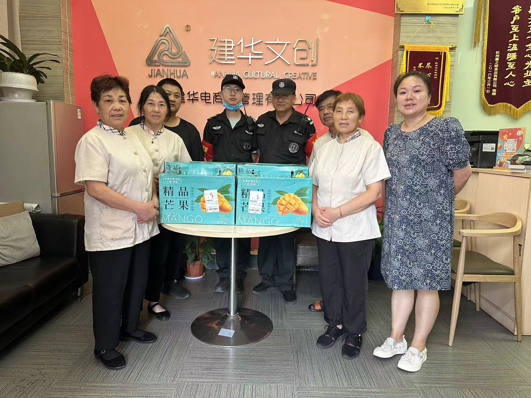 尊龙凯时文创集团工会开展“夏日送清凉”慰问活动