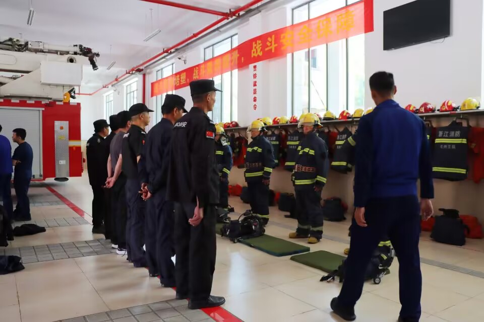 尊龙凯时长城机电员工赴军营接受消防培训
