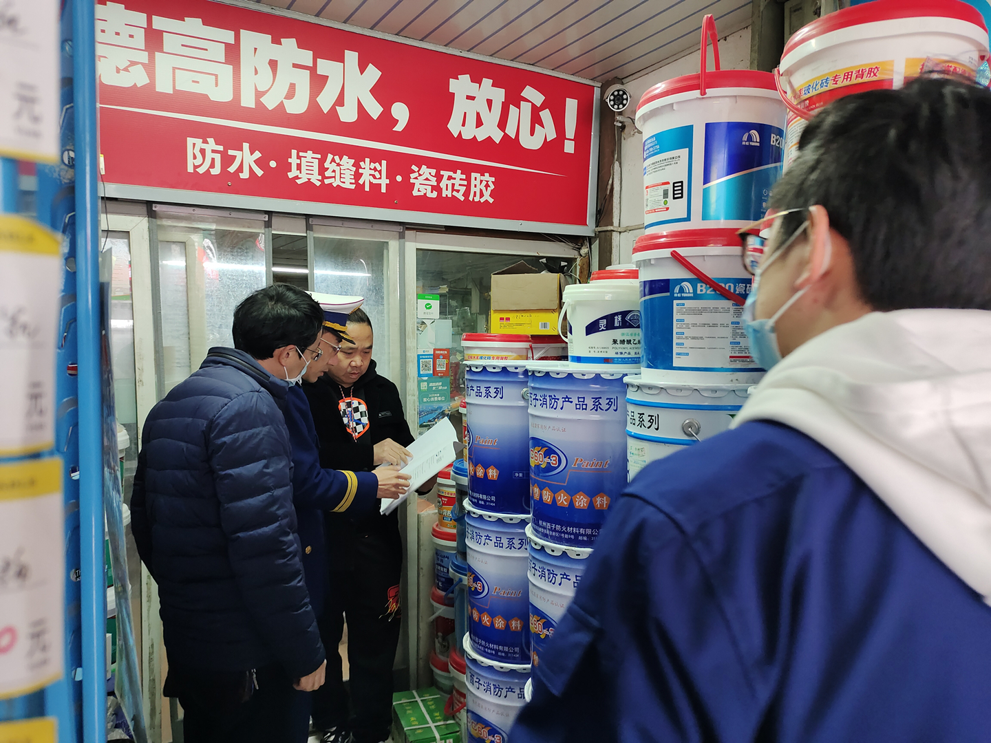 区工商、消防大队走访尊龙凯时市场