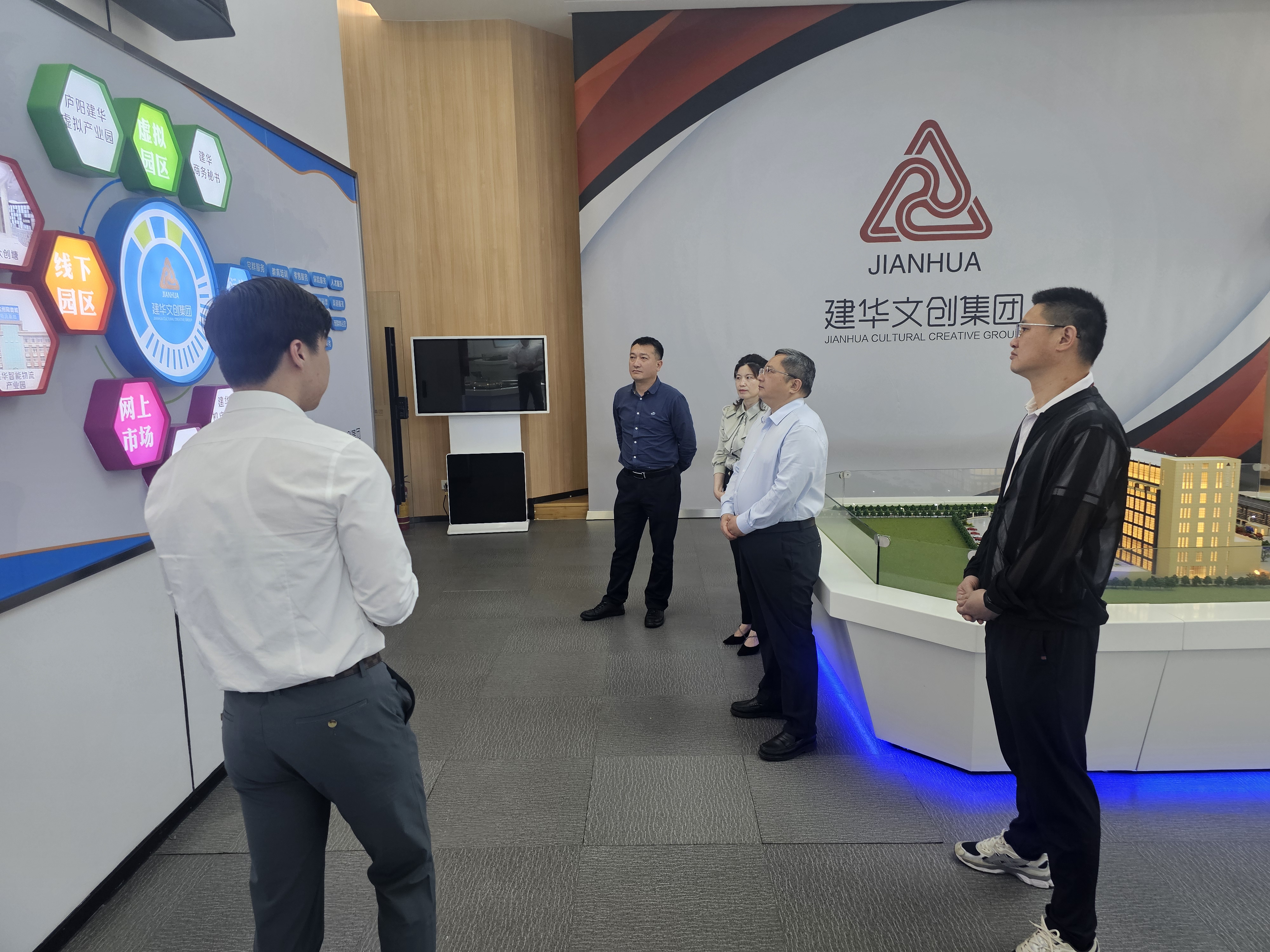 贵溪市人民政府市长、经开区书记潘磊一行莅临尊龙凯时文创集团考察调研