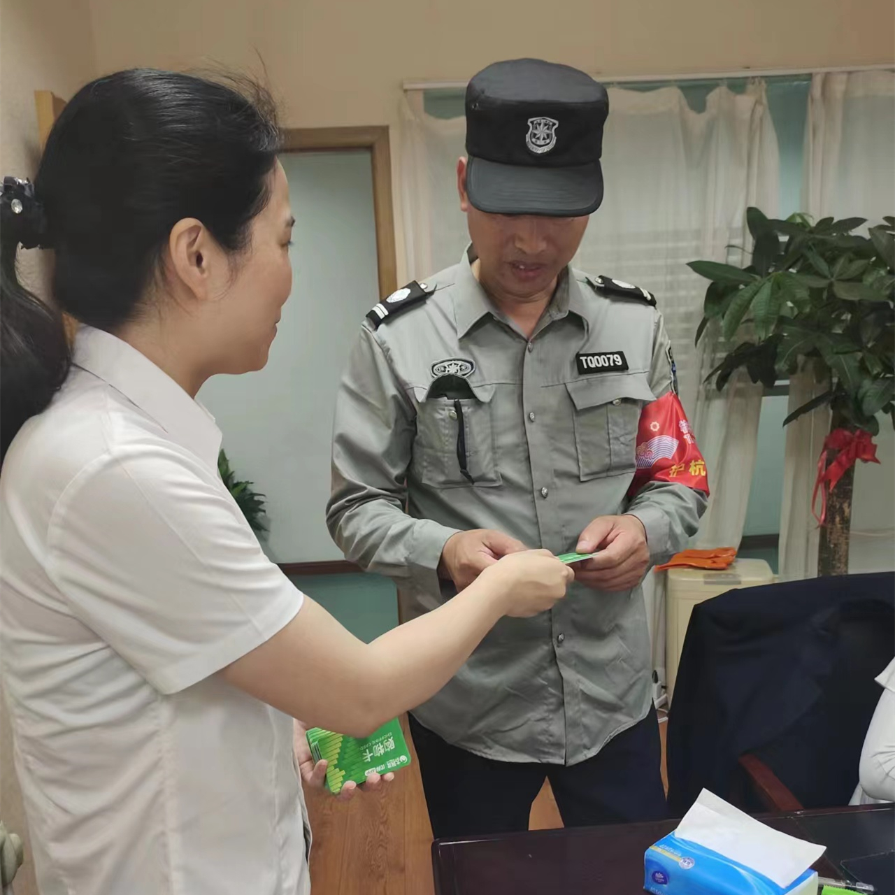 尊龙凯时市场工会为全体职工发放端午慰问品