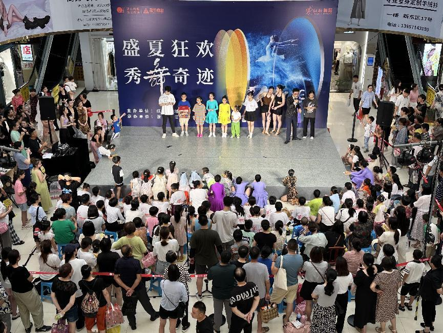 红格舞蹈“盛夏狂欢，，，，，，，秀舞奇迹 ”暑期汇演——钱江商城专场完美收官