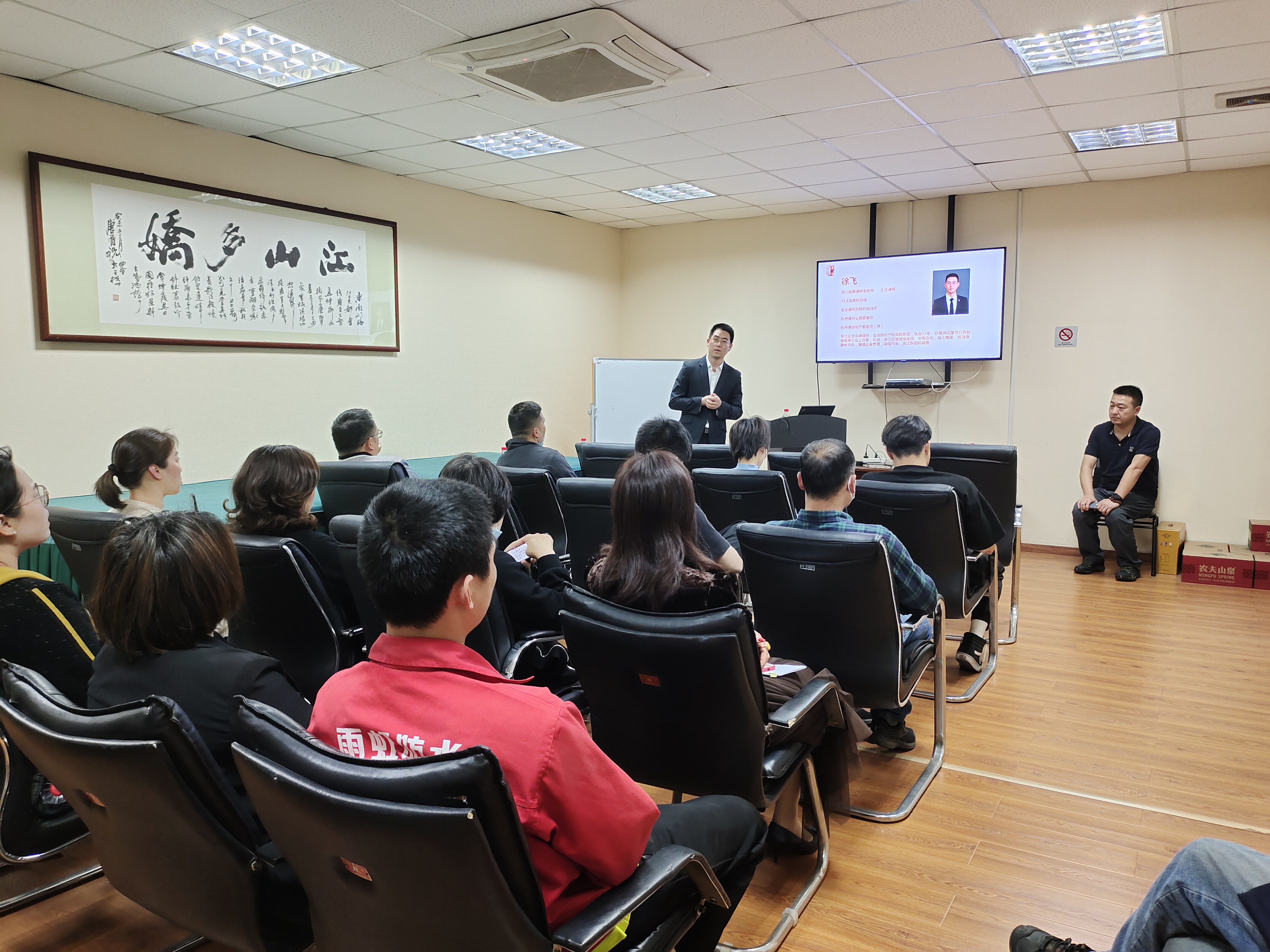 学习法律、尊法守法——尊龙凯时市场开展法律知识讲座