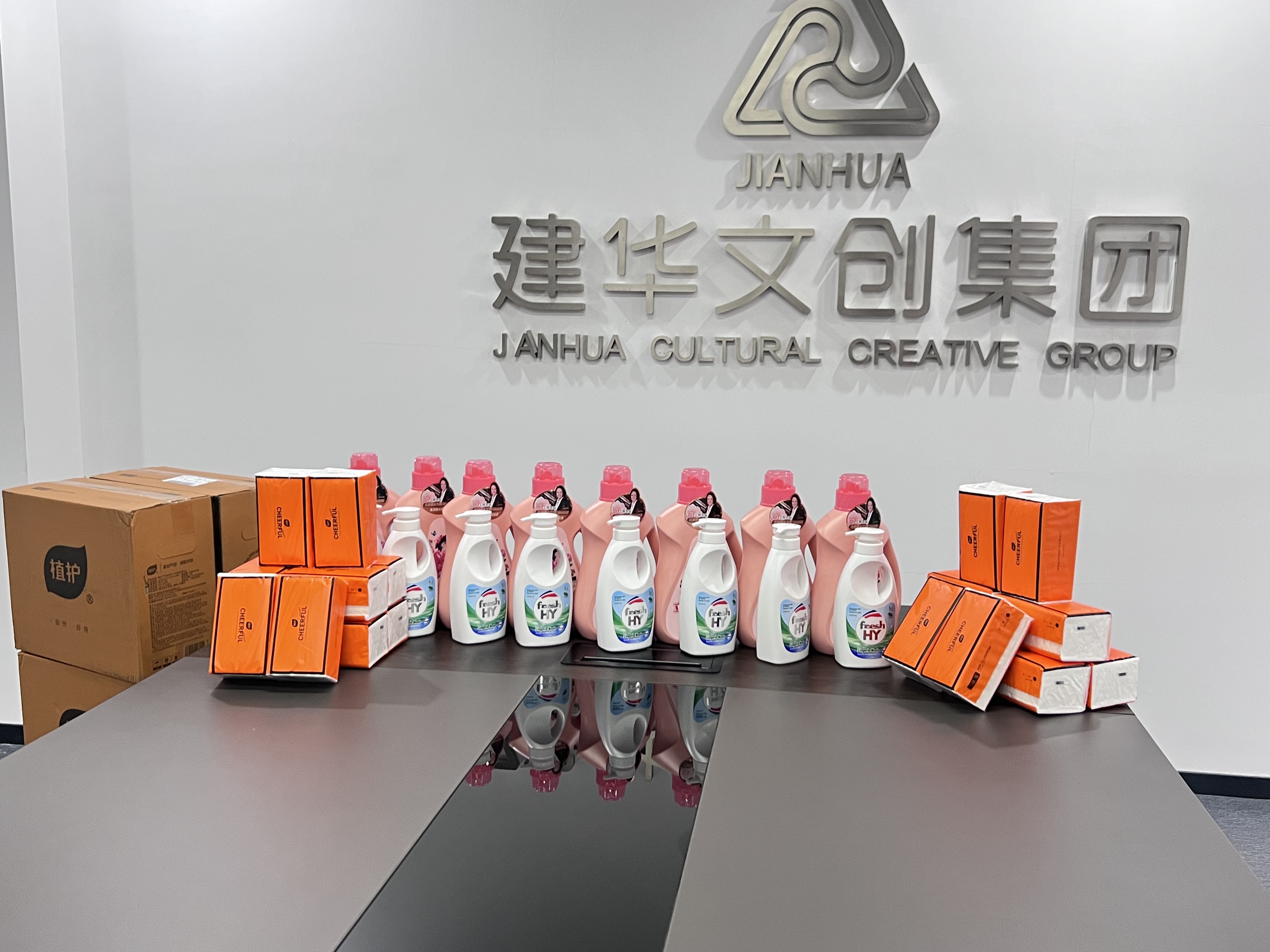 爱在春天，，，，，，，情暖三八——尊龙凯时文创集团工会为女职工发放暖心福利