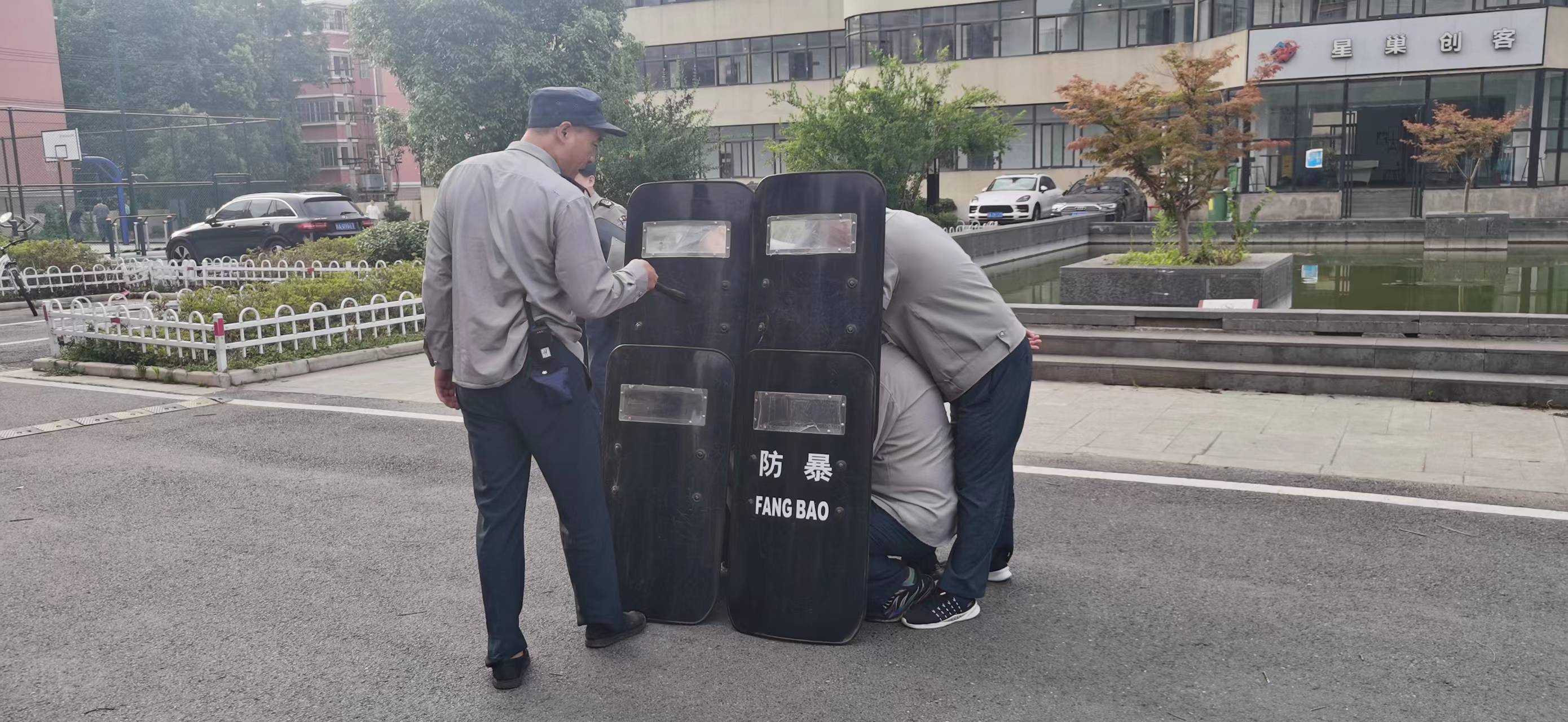 庐阳尊龙凯时文创园开展反恐防暴演习活动