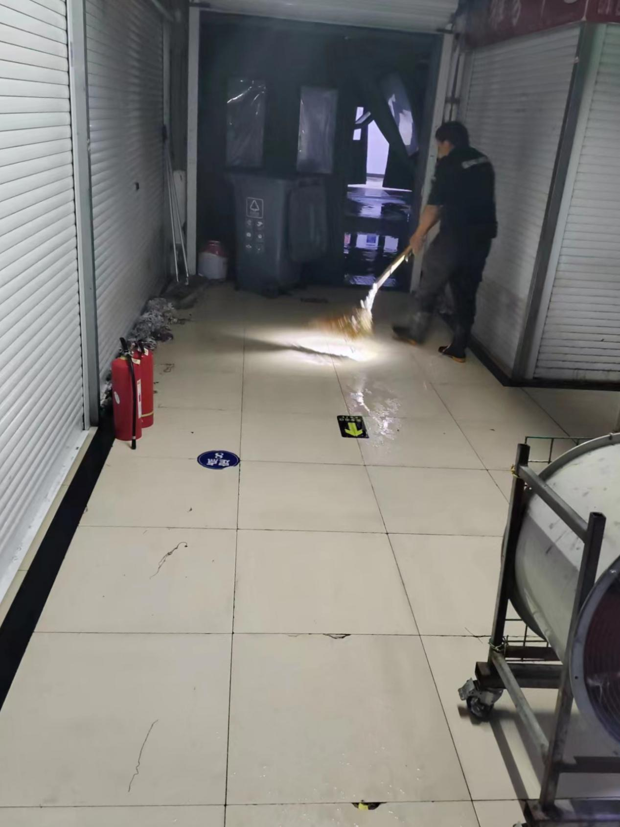 迎战暴雨，，，，，，钱江商城打好排水防汛攻坚战