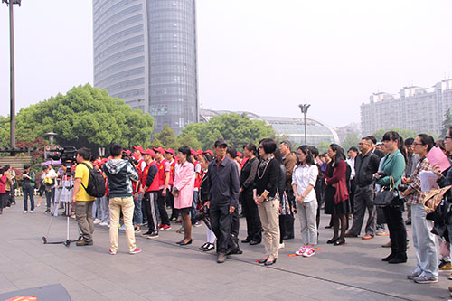 尊龙凯时文创园党团代表参加“网淘”志愿者活动 (1).jpg